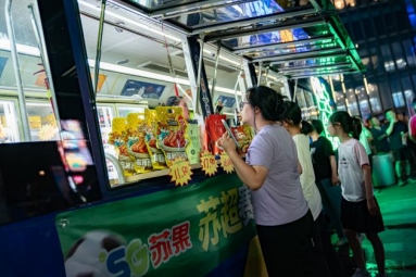 ​小蓝鲸·苏果巴士空降荔枝广场 助力“苏超”激情开战​​